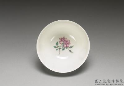 图片[2]-Zhong wine cup with flower on a polychrome light green ground in falangcai painted enamels, Qianlong reign (1736-1795), Qing dynasty-China Archive